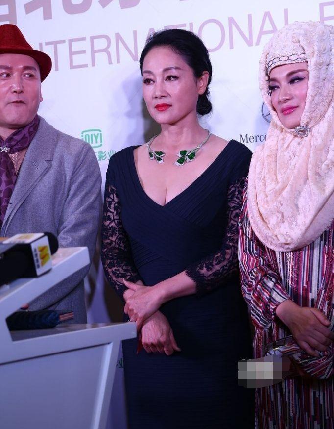 原创王姬越老越爱装脸上爬满皱纹还穿的时尚微胖身材更显女人味