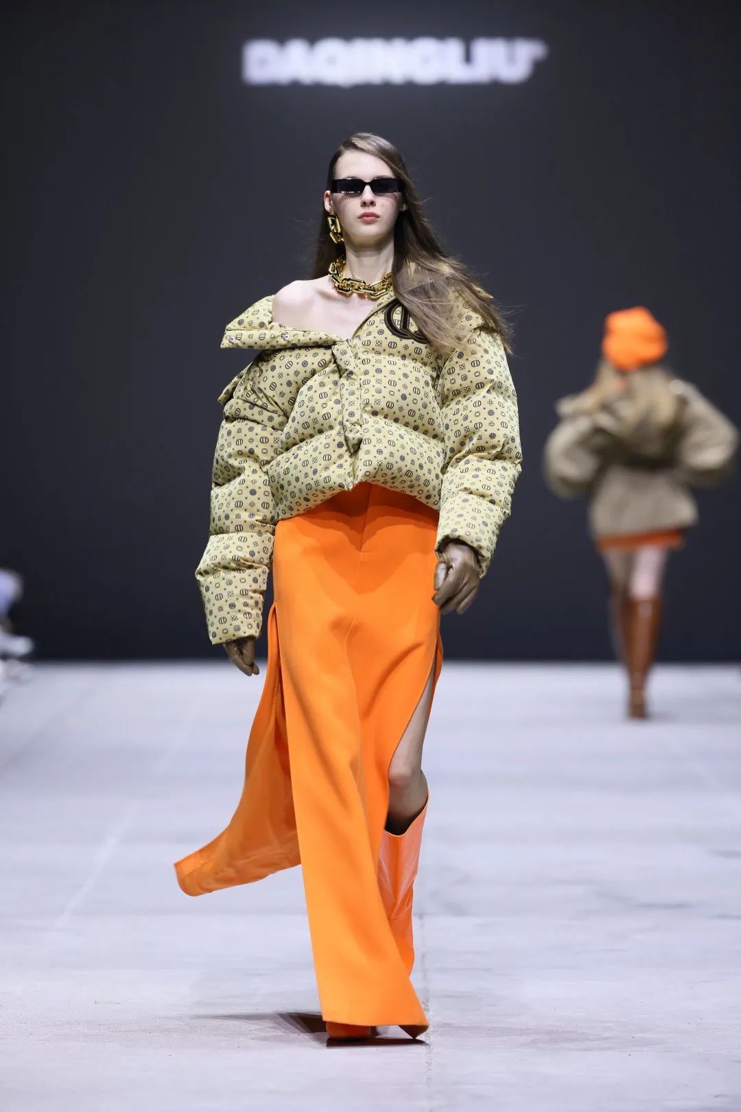 daqingliu 2022秋冬系列秀场图,设计:刘庆在国潮涌动的当下,如何从源