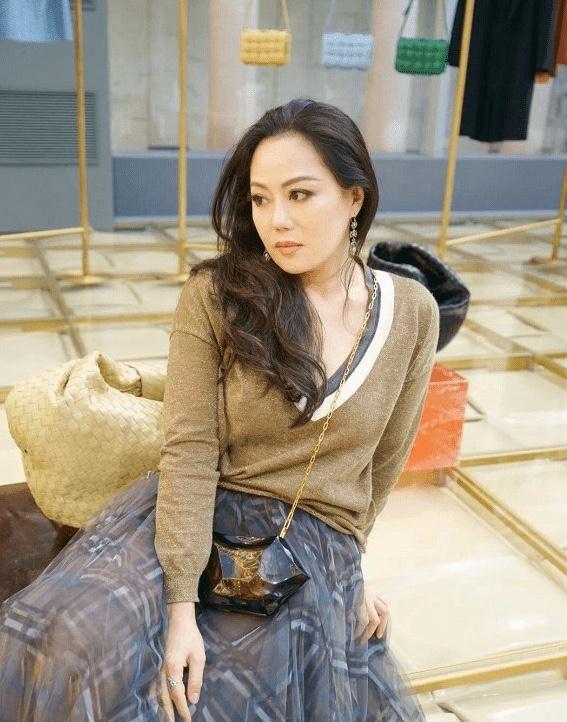 原创章小蕙年轻旧照曝光五官精致没的挑剔穿普通纱裙仍然气质出挑