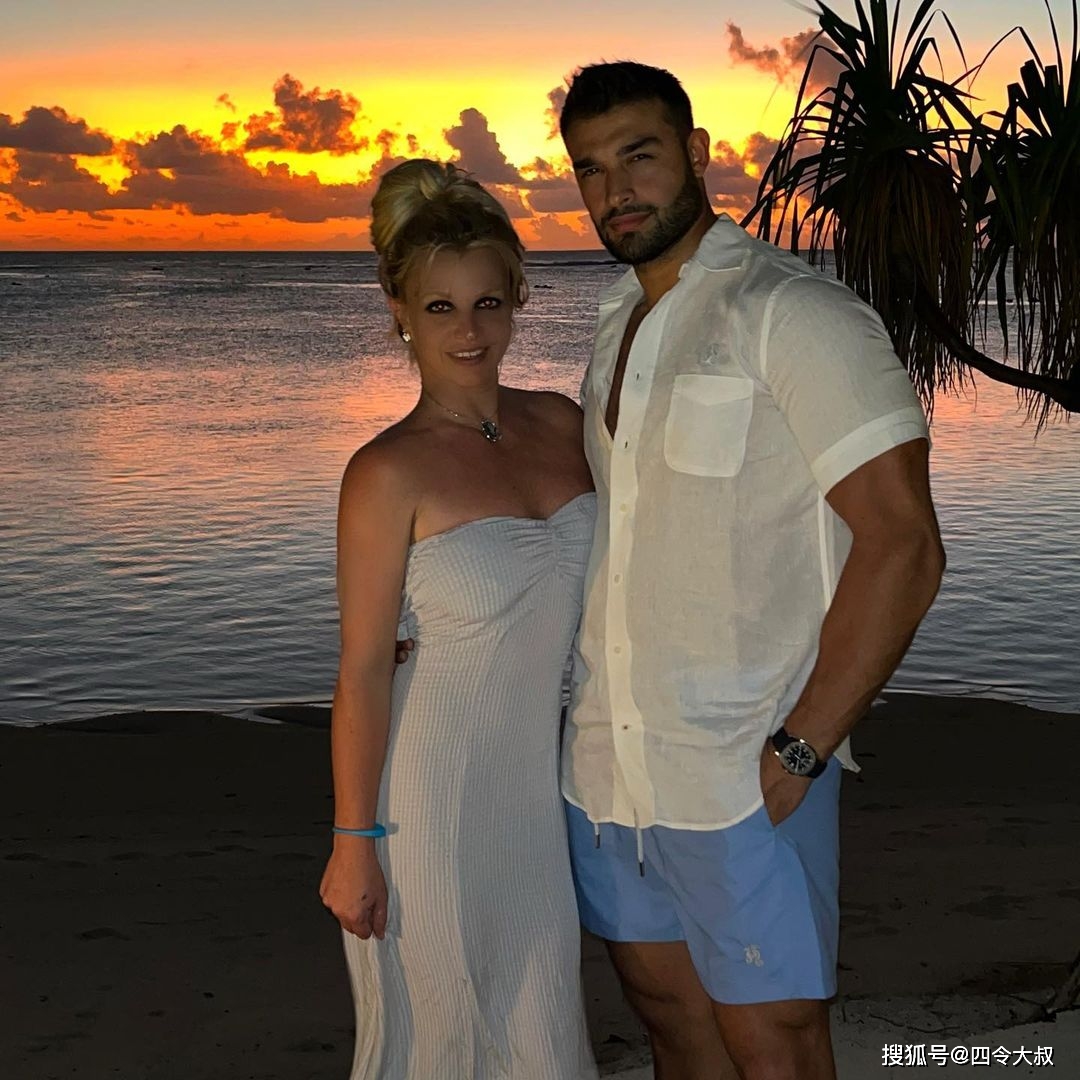 小男友健身房秀肌肉_萨姆·阿斯加里_社交_布兰妮