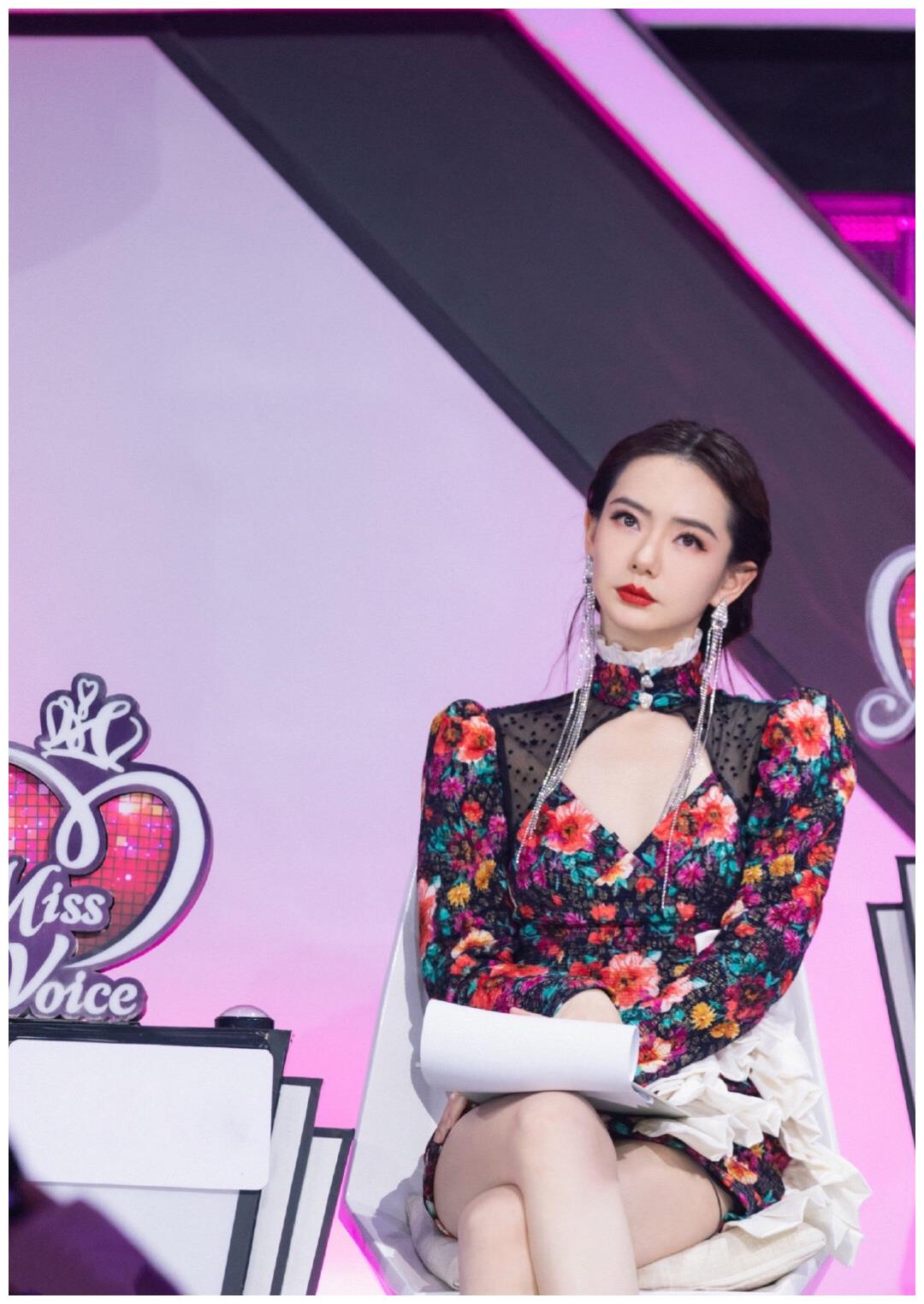 戚薇的耳饰一丈长,都快垂到胸部了,仿佛两条银色发辫_设计_耳环_穿着