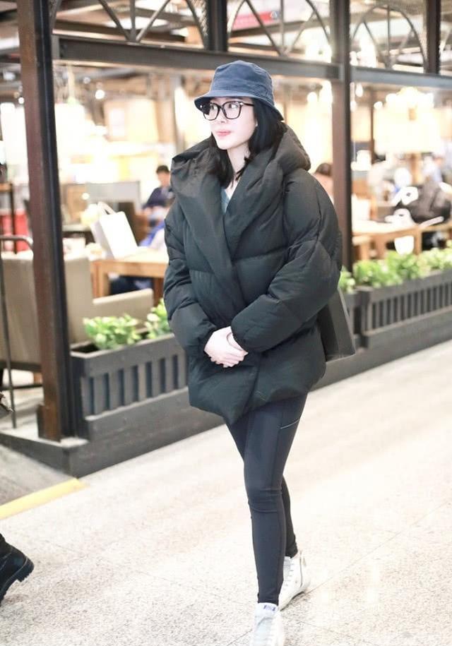 杨颖秀冬装,穿黑色羽绒服搭荧光色高领,保暖的同时也不显沉闷!
