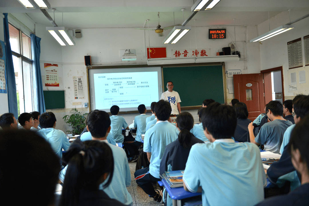 重庆市鱼洞中学化学教师李智有一种陪伴叫催化剂