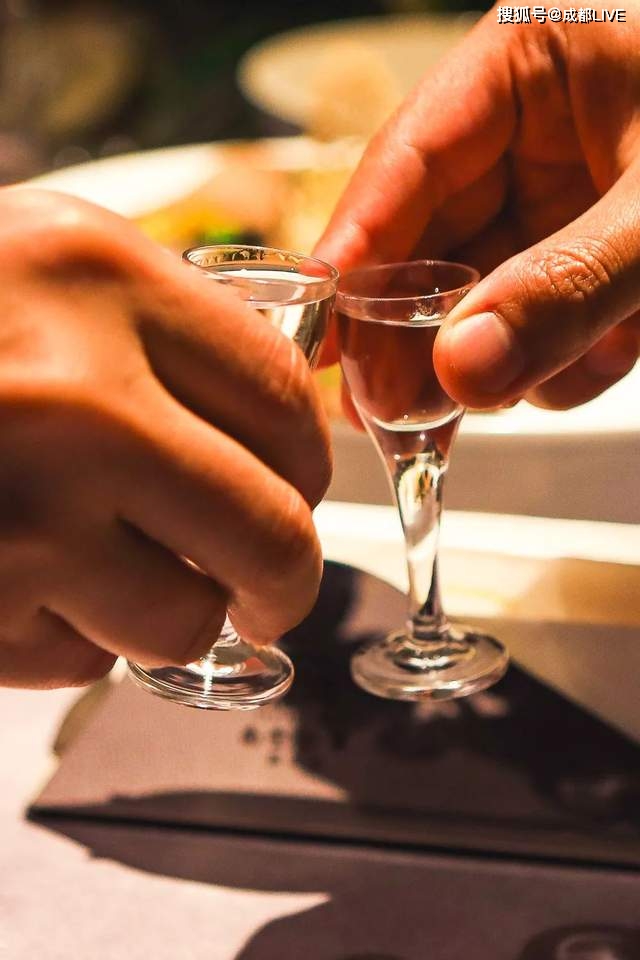 end-盛夏方始美好尚未停歇醉是春光留不住茅台1935乘夏而来"干杯!