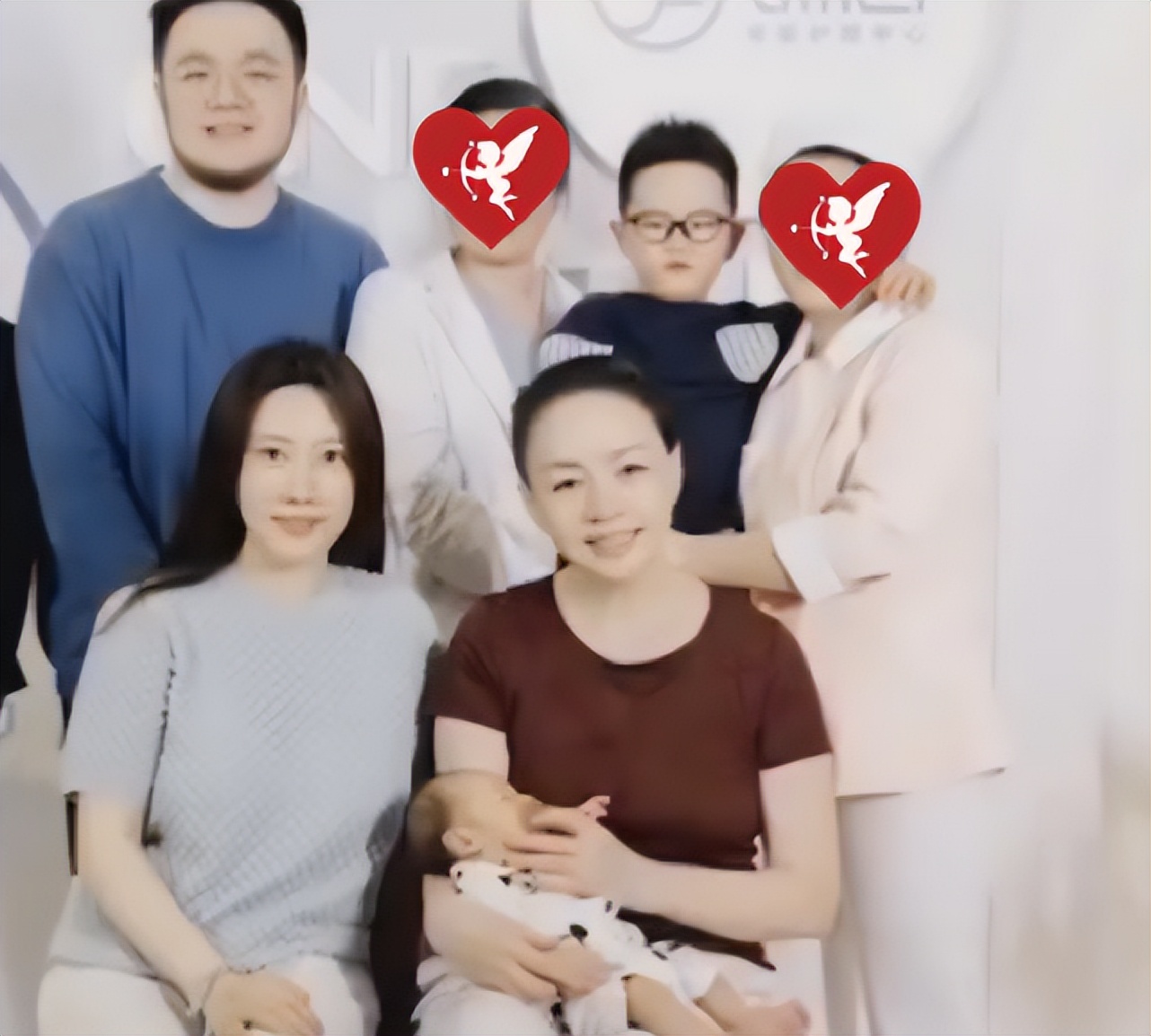 原创宋丹丹为小孙子办满月宴亲抚宝宝脸颊太温柔大孙子五官似巴图