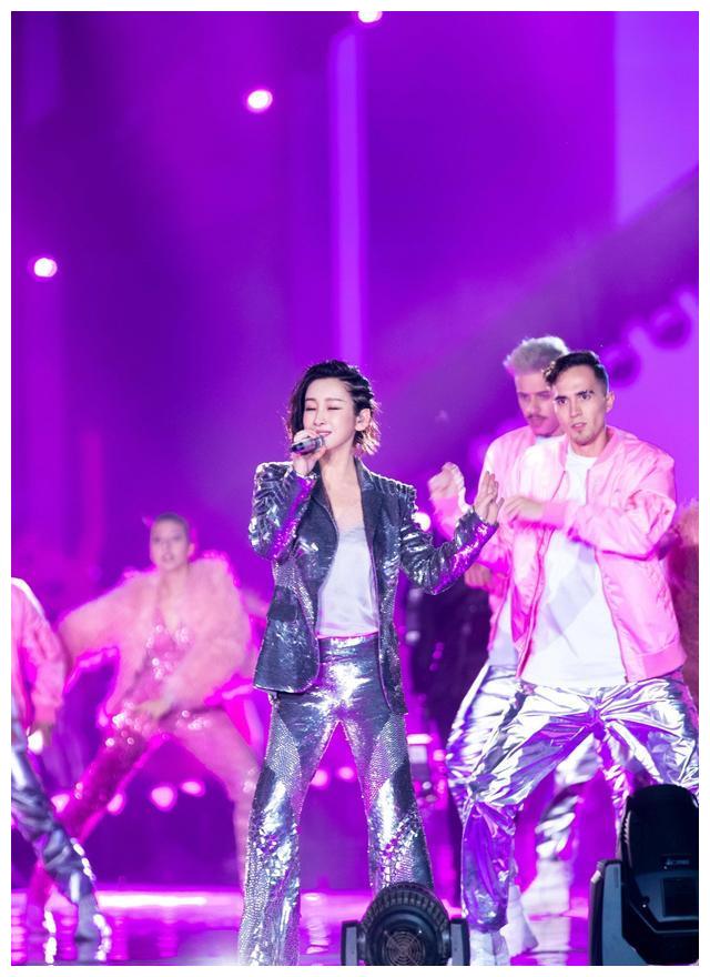 原创秦海璐跨年晚会造型太颠覆银色鱼鳞套装御姐十足扎脏辫太个性