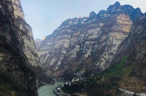 中国唯一建在悬崖上的村庄，架索道观美景，有“天边人家“之称