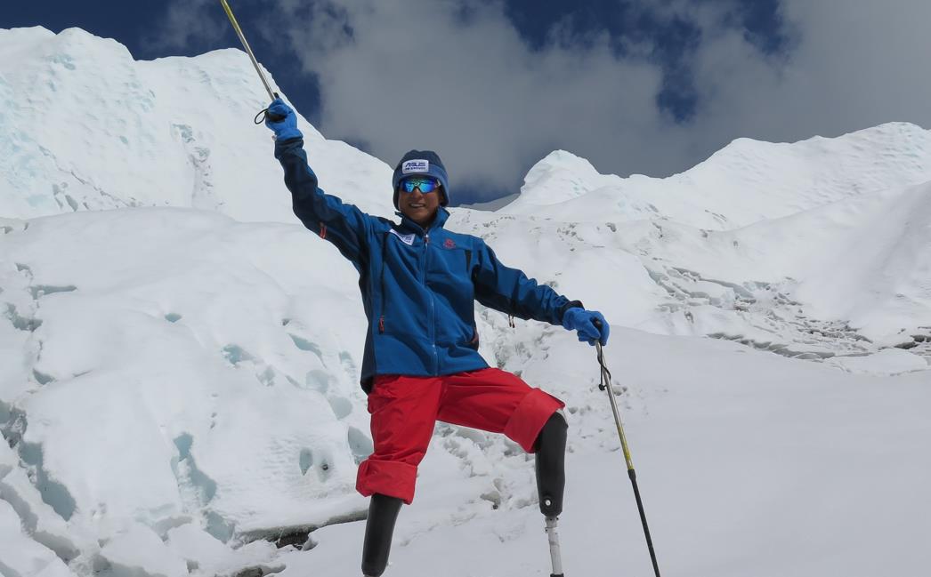 原创2018年69岁的残障人士夏伯渝实现了40多年登顶珠峰的梦想