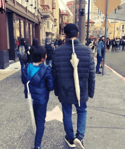 坊间也是众多猜测,比较广的就是kimi面相不如小时候可爱了.