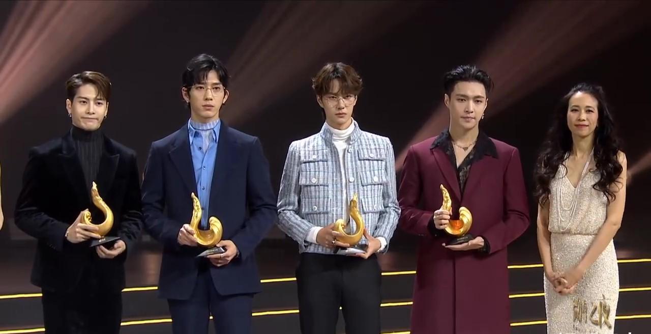 原创微博之夜男神女神颁奖张艺兴拉手王一博四位女神现场走秀