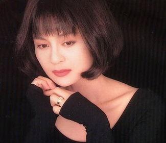 高胜美唱过琼瑶连续剧《望夫崖》的主题曲,还有《青青河边草》的主题