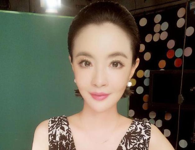 她是电视著名女主持人,却因整容丢掉前途,网友:看见她就关电视_梁璐