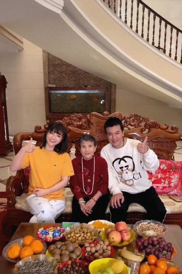 黄圣依婆婆携儿孙露面,豪宅奢华似城堡,桌上却用塑料盘装烂苹果_杨子