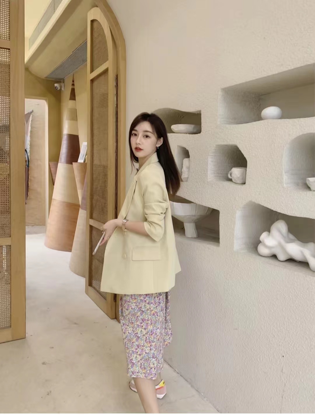 原创吊带连衣裙怎么搭配外套和鞋子好看