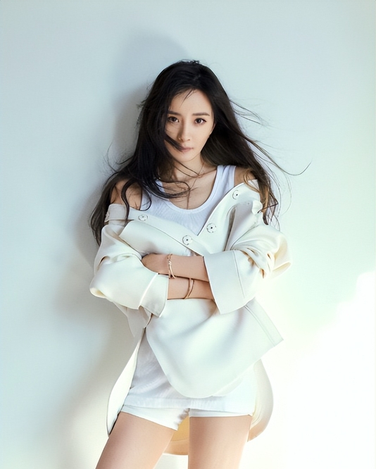 原创杨幂拍摄性感杂志大片穿黑色丝袜秀美腿半露香肩眼神魅惑