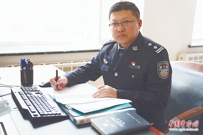 践行总要求致敬公安英雄孙浩抗疫一线特别能战斗的特警大队长