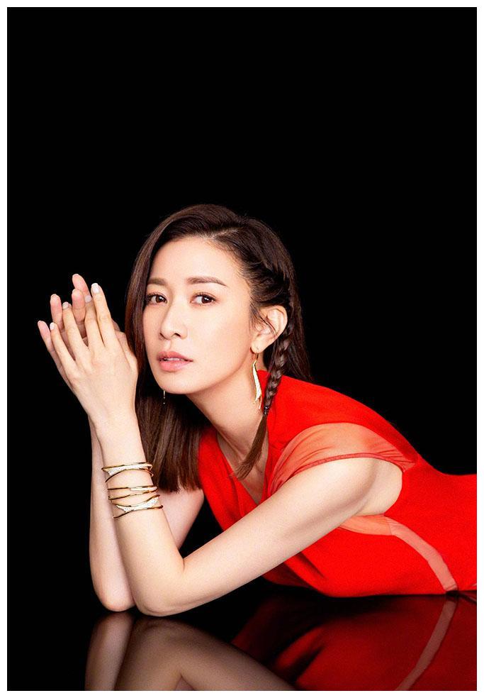 44岁佘诗曼厉害了,穿连衣裙故意在侧面开条缝,不对称发型更霸气_皮肤