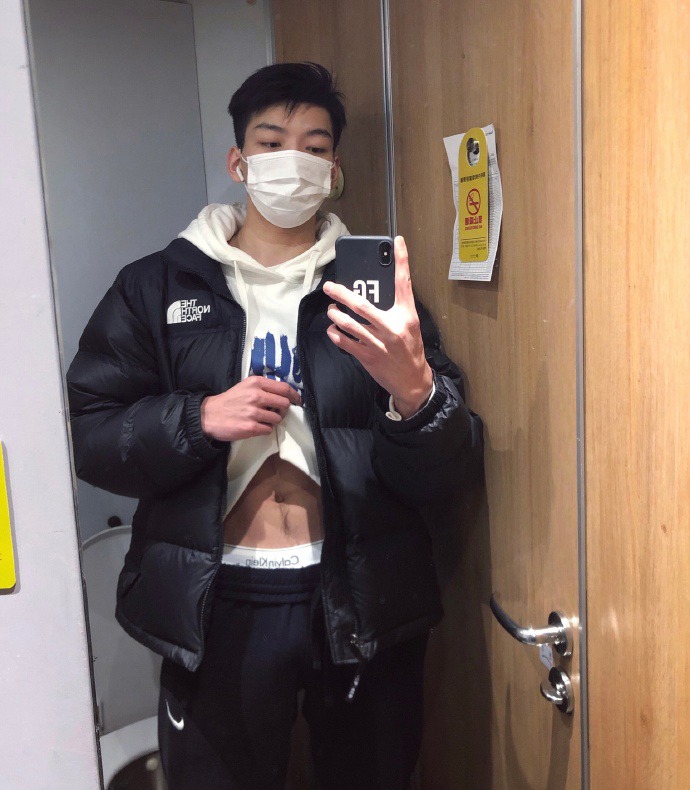 原创22岁时尚大男孩热爱健身撸铁打造一身诱人肌精的小狼狗