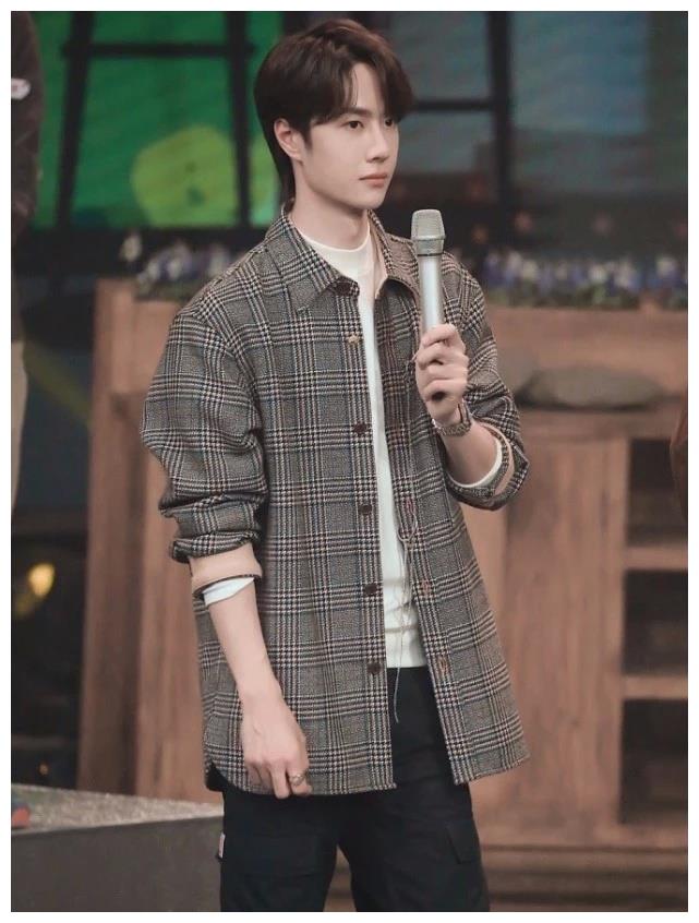 原创王一博带火了一种lv项圈看着贼土凹出的喉结却巨撩人