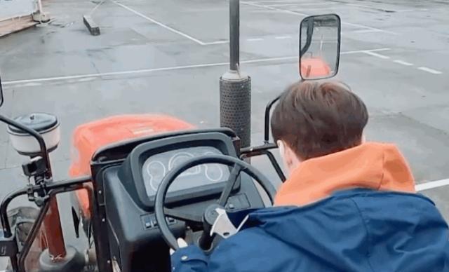 张艺兴学开拖拉机直拍,速度太快被教练吐槽,成娱乐圈一股清流!