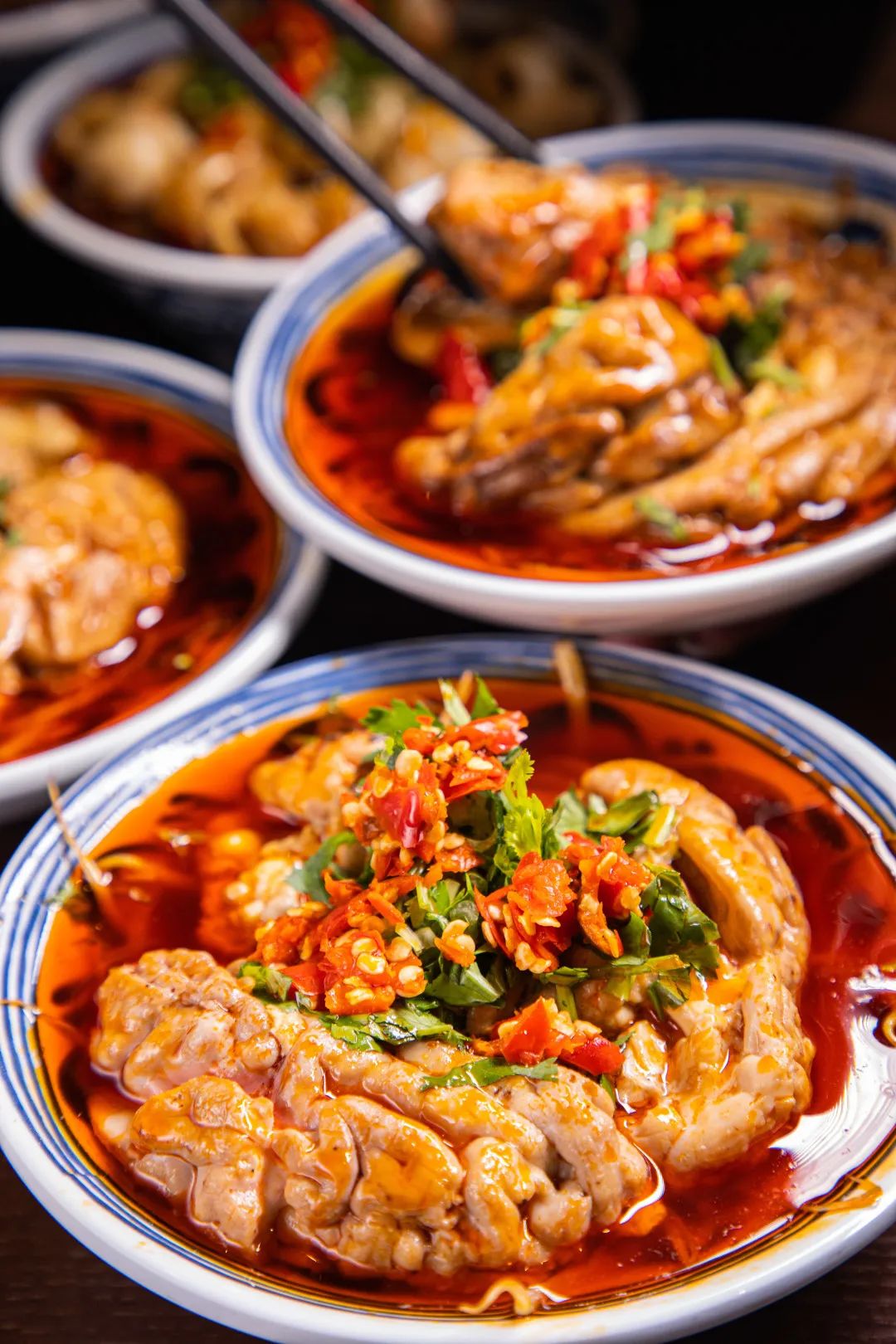 得不提到它家还是吃脑花专门店,每天选用新鲜猪脑做成的「冒火脑花」