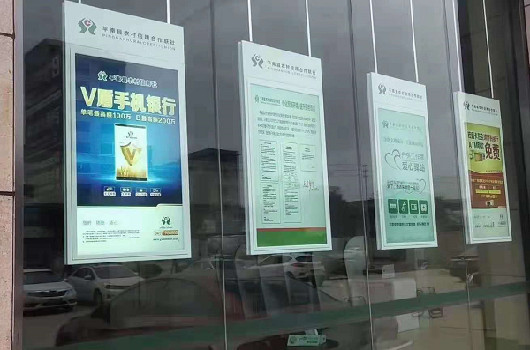 银行橱窗双面屏高清广告机橱窗是商家的一个门面所在,传统的橱窗展示