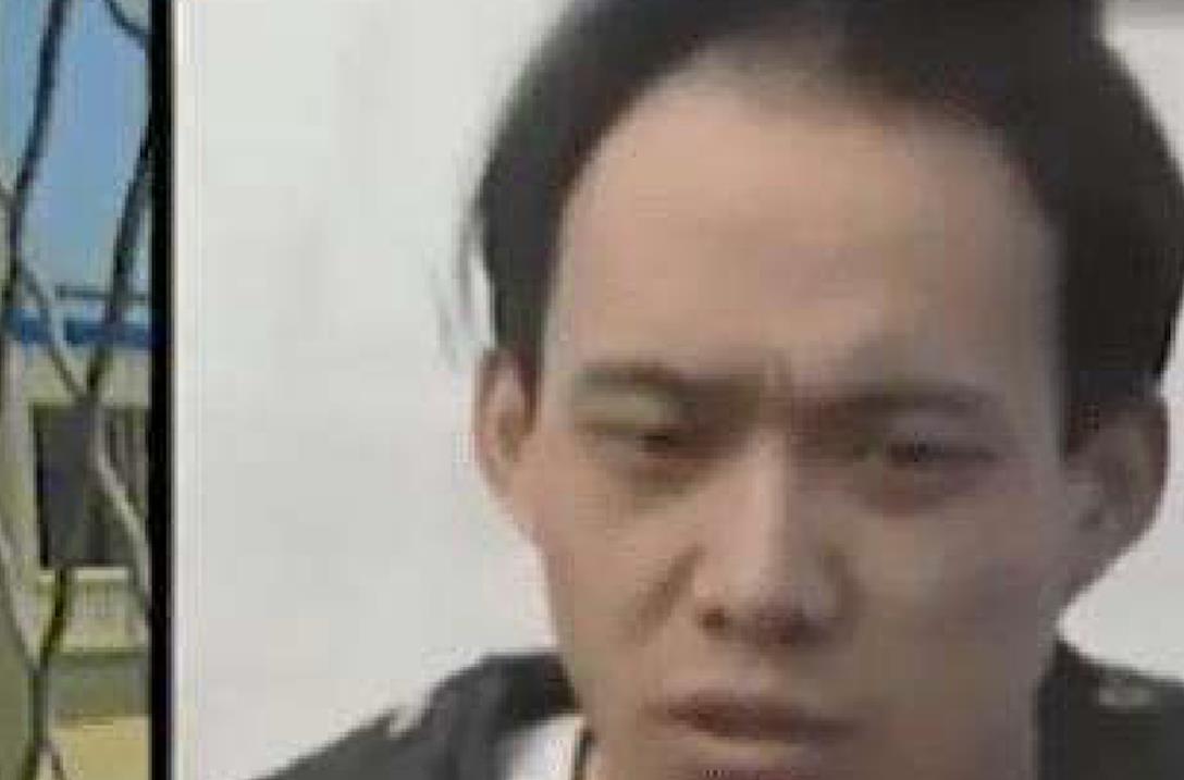 原创2004年，男子假冒警察绑架明星，因车牌被捕，遗愿：给监狱送锦旗