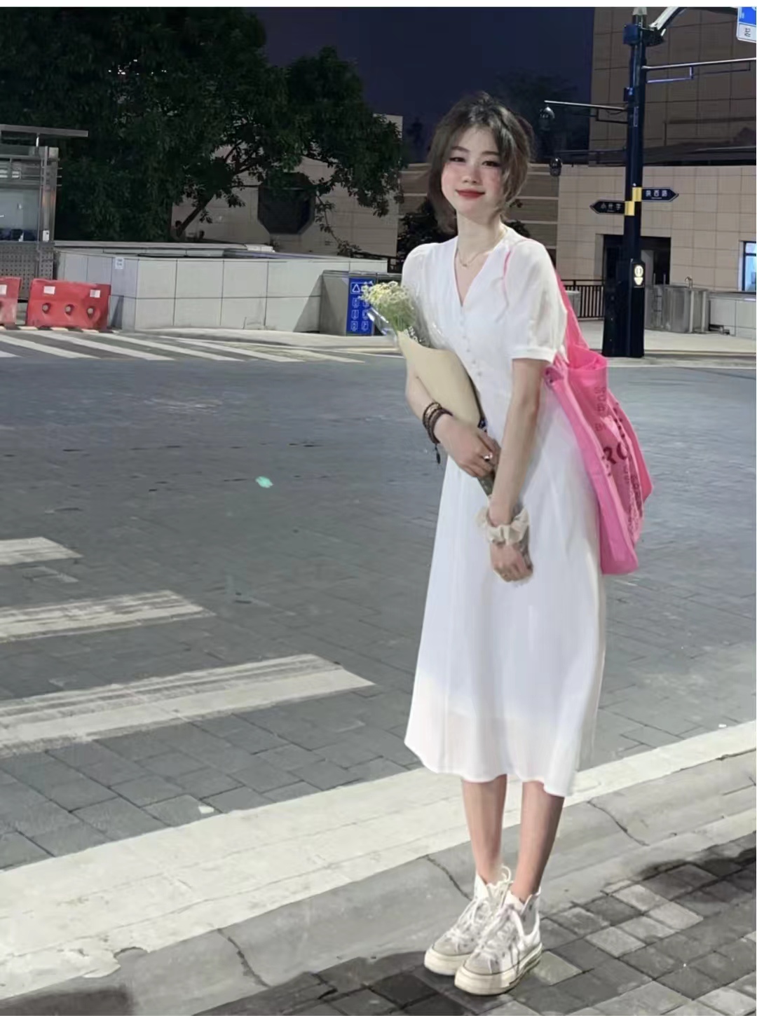 look7 小白裙 红色单鞋每个女孩子都得拥有一条小白裙,不得不说白色真