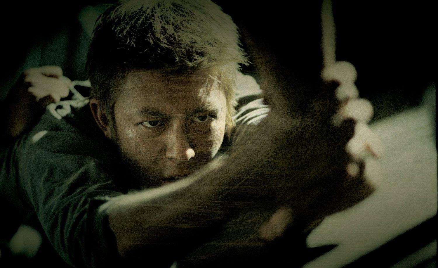 为了凑钱给女孩生孩子,鹏不得不去打黑拳,没想到阿伟早已经埋伏在那里