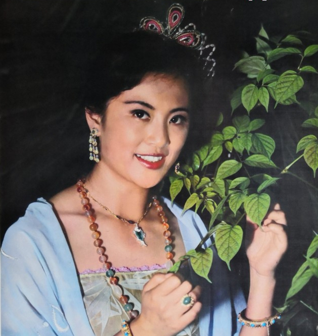 就在汪嘉伟情绪低落的时候,她遇到了女演员邓星邓星.