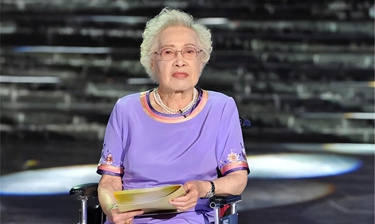 丈夫去世后,秦怡还要照顾精神不正常的儿子,金捷在面对母亲的时候也"