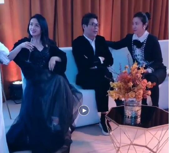 原创赵丽颖好厉害微博之夜不和85花同框和华谊总裁王中军坐一起密聊