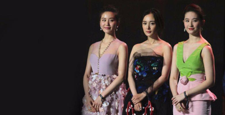 刘亦菲和各女星合照,景甜对比有点惨烈,杨幂表情太精彩了_对阵_气质