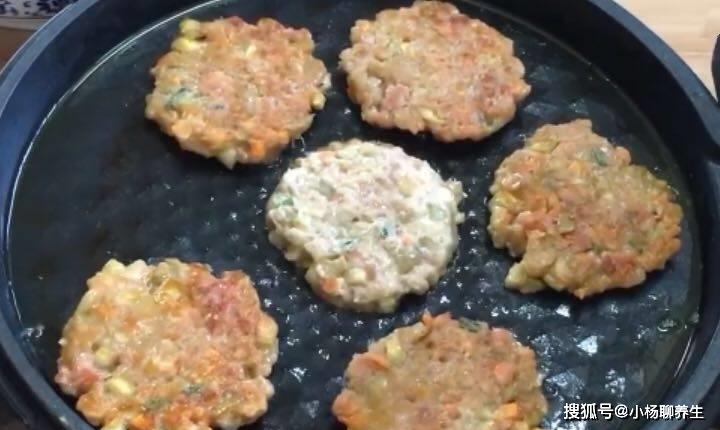 着吃了,做家常小茄饼,煎一煎5分钟出锅,比茄盒好吃_面糊_胡萝卜_做法