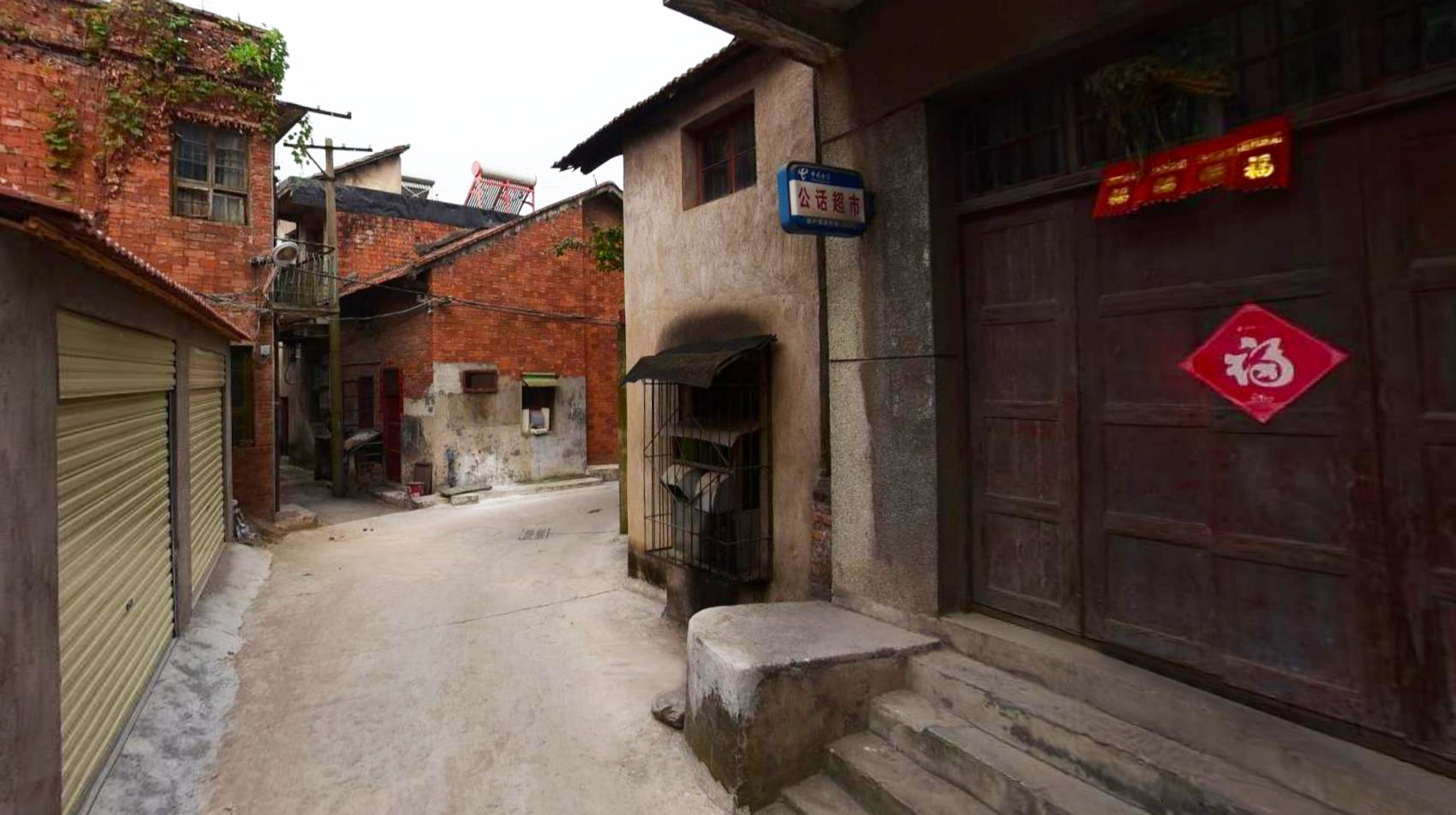 只有一车道的老街，旧民房绵延聚集，属于武汉远城区的复古记忆