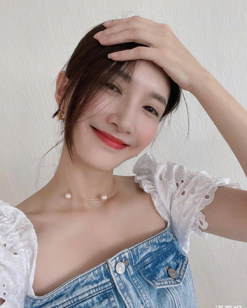 原创江疏影在沪拍戏被路人拍到黑色服装十分美丽但网友她好凶啊