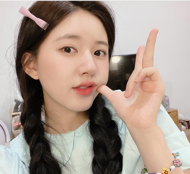 原创赵露思晒七夕自拍照意外曝光住宅内景网友没想到这么简单