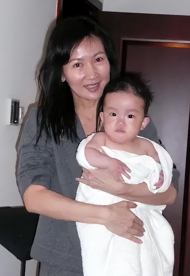 出生被遗弃,18岁搭戏周润发,结婚被关之琳介入,如今生活美满_陈美琪