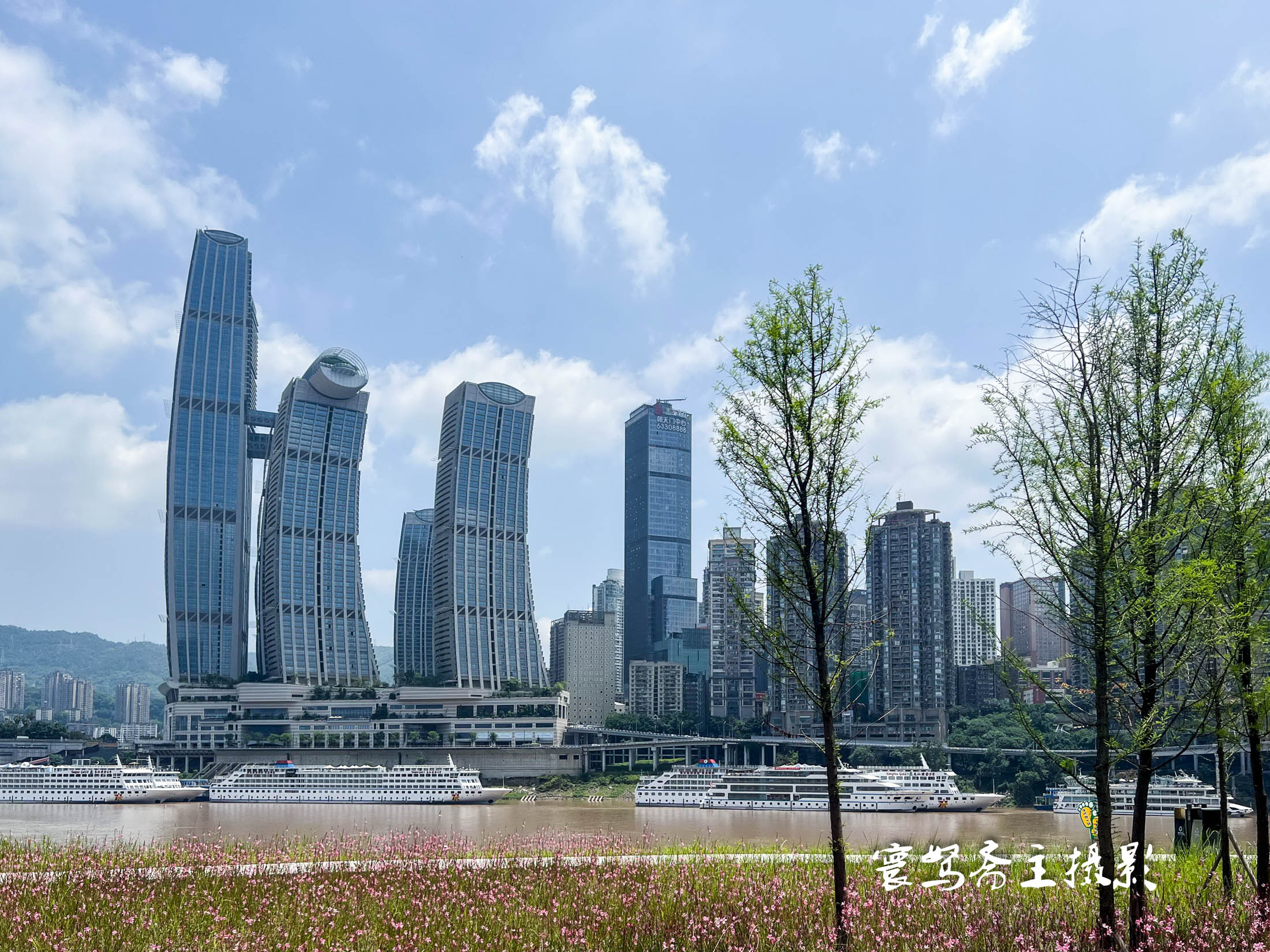 千厮门大桥下新建的江北嘴江滩公园,成了拍摄洪崖洞夜景的绝佳处_漂亮