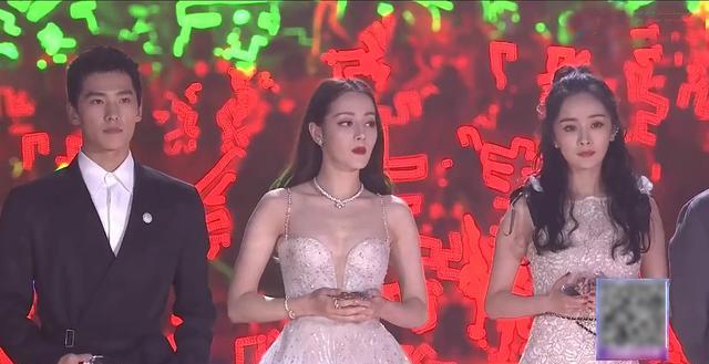 杨幂赵丽颖迪丽热巴杨洋肖战王一博同框,杨幂热巴挽手登台关系好_平台