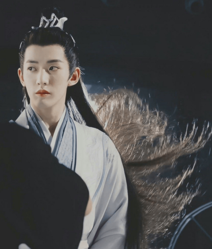 一部是和杨超越合作的《重紫》,在剧中饰演大师兄秦柯一角,将所有深情