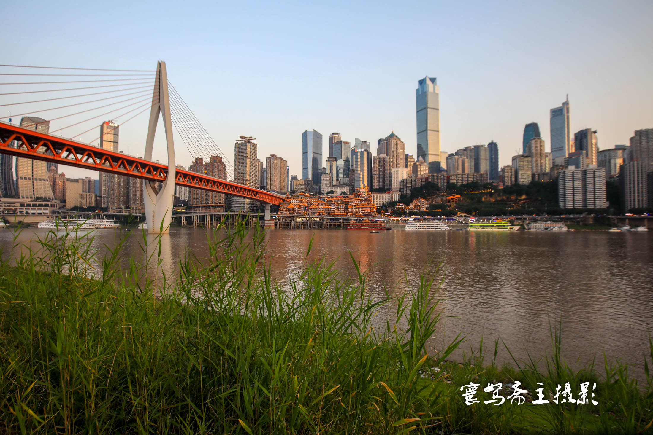就在江边河滩上找了个没人的地方,支起架子等天黑,不久天黑尽,晚上8点