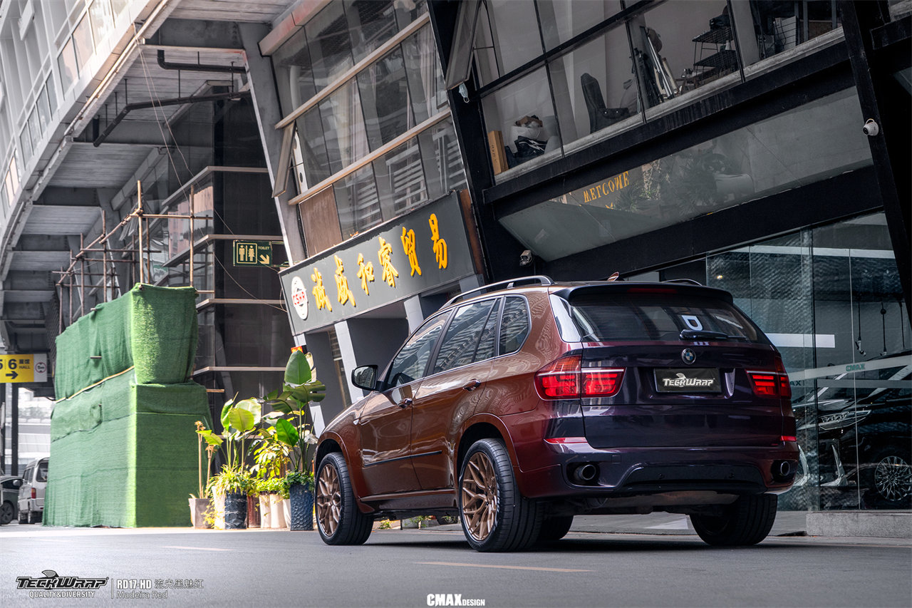 车老人不老宝马x5贴秃鹰改色膜黑魅红仍然是把屠龙宝刀