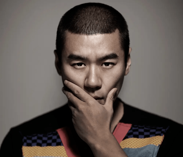 在《利刃出鞘》里,他是痞气十足的"小混混"王艳兵.