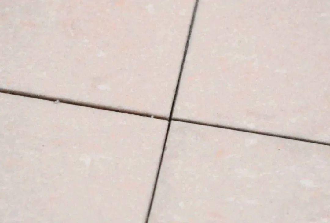 地砖不贴好入住麻烦不断,看完这些,原来空鼓松动不全是手艺问题_瓷砖