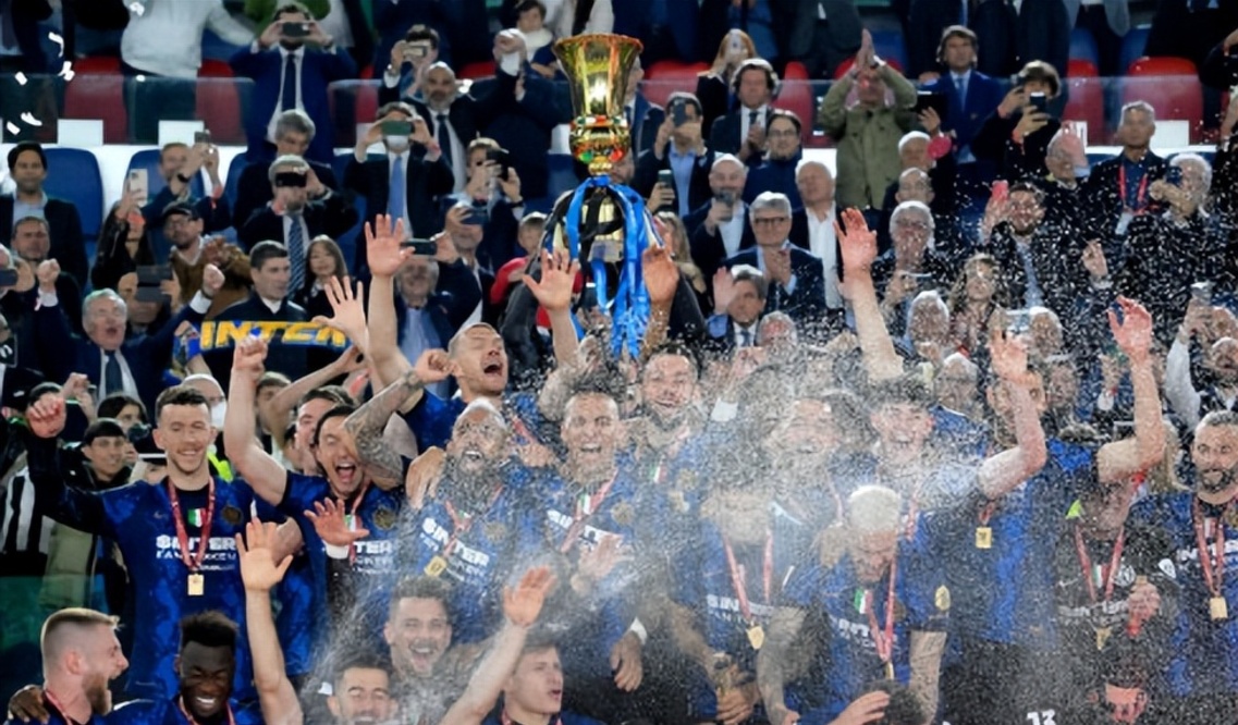 国米夺冠喜获1000万迪巴拉笑了桑切斯又挨黑脚佩剑有点情绪