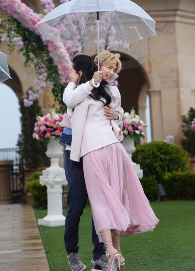 baby当关晓彤面画鹿晗,关晓彤的表情丰富,周一围在旁边有了小动_baby