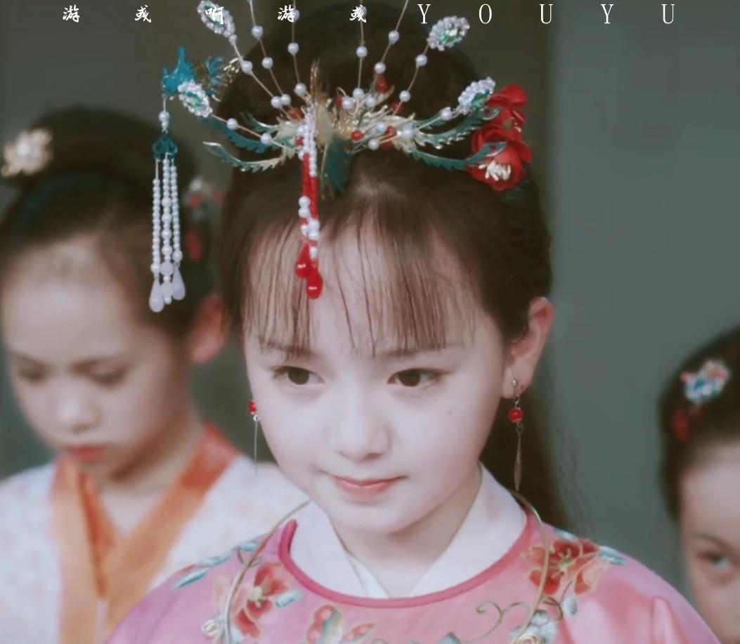 16岁"小宝钗"钟宝儿近照曝光,脸型稍显圆润,却依旧灵动可爱_时候_红楼