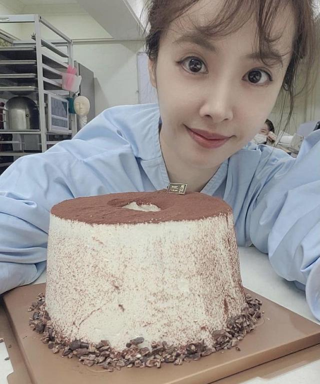蔡依林晒做蛋糕照片,扎丸子头好似邻家少女,隐藏的蛋糕大师_大赛_皮肤