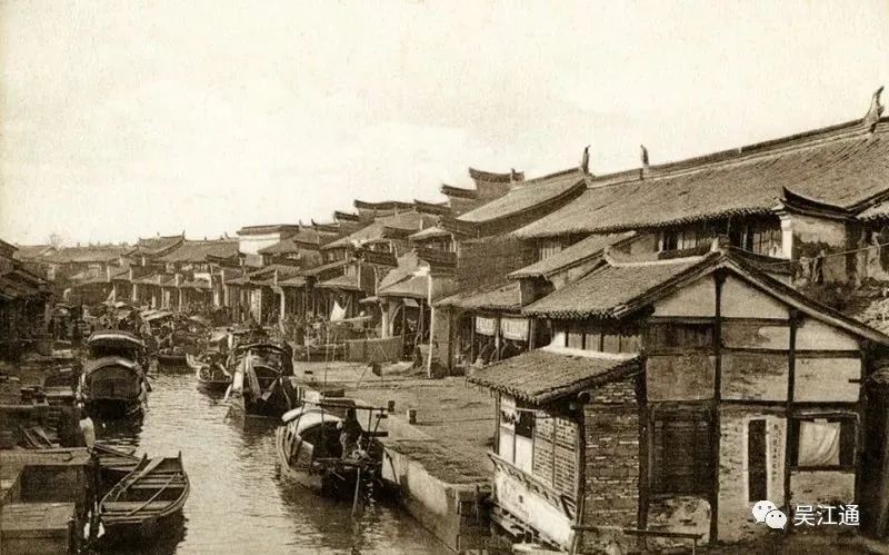 明初刘伯温来到苏州吴江黎里时，见市河里凝聚着三股灵气，道……